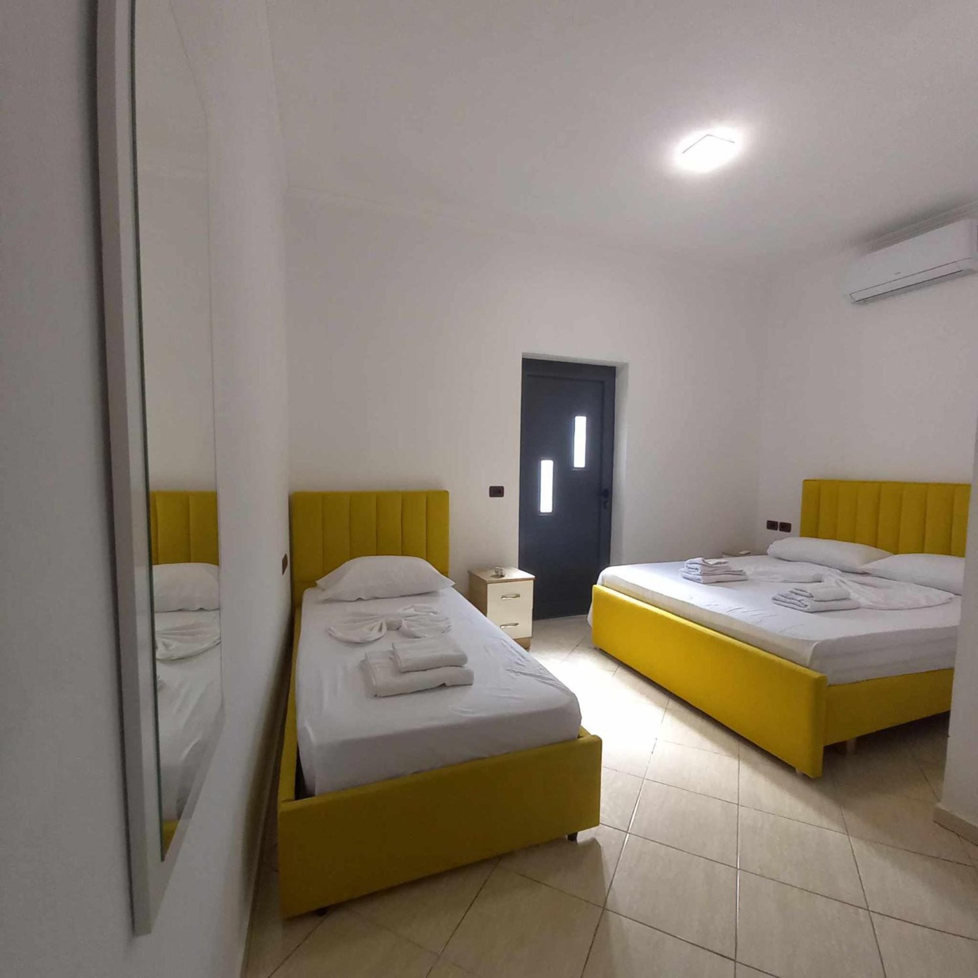 Hotel Eno Пермет Екстер'єр фото